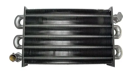 Wärmetauscher in rechteckiger Form mit mehreren Horizontalrippen und zwei seitlichen Anschlüssen. Produkt von Wolf für Heizungsanwendungen.